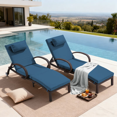 Ensemble de 2 chaises longues d'extérieur réglables avec accoudoirs et roulettes pour la piscine, la cour arrière et la terrasse