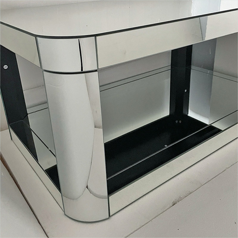 La table basse rectangulaire en verre avec miroir incurvé apporte une élégance argentée douce et une illusion spacieuse à votre pièce maîtresse de salon