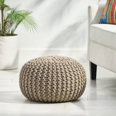 Pouf rond 50 x 50 cm en coton tricoté brun - Confortable et élégant, idéal pour une chambre d'enfant ou un salon. Dimensions : 50 cm de profondeur, 50 cm de largeur et 35 cm de hauteur. Convient également comme repose-pieds.