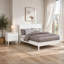 Ensemble de chambre avec très grand lit 2 pièces, bois blanc, table de chevet