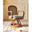 Fauteuil pivotant d'appoint en rotin tressé de style nordique pour le salon.