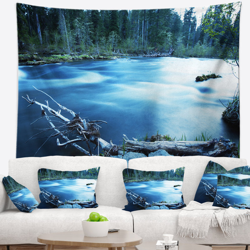 Paysage magnifique rivière bleue en tapisserie forêt, H 50 po x l 60 po