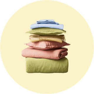 Draps, oreillers et couvertures colorés empilés