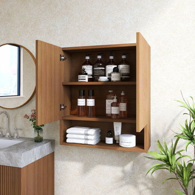 Armoire de salle de bain murale à rayures, avec portes, tablette et compartiment de rangement ouvert, couleur grain de bois de chêne brun