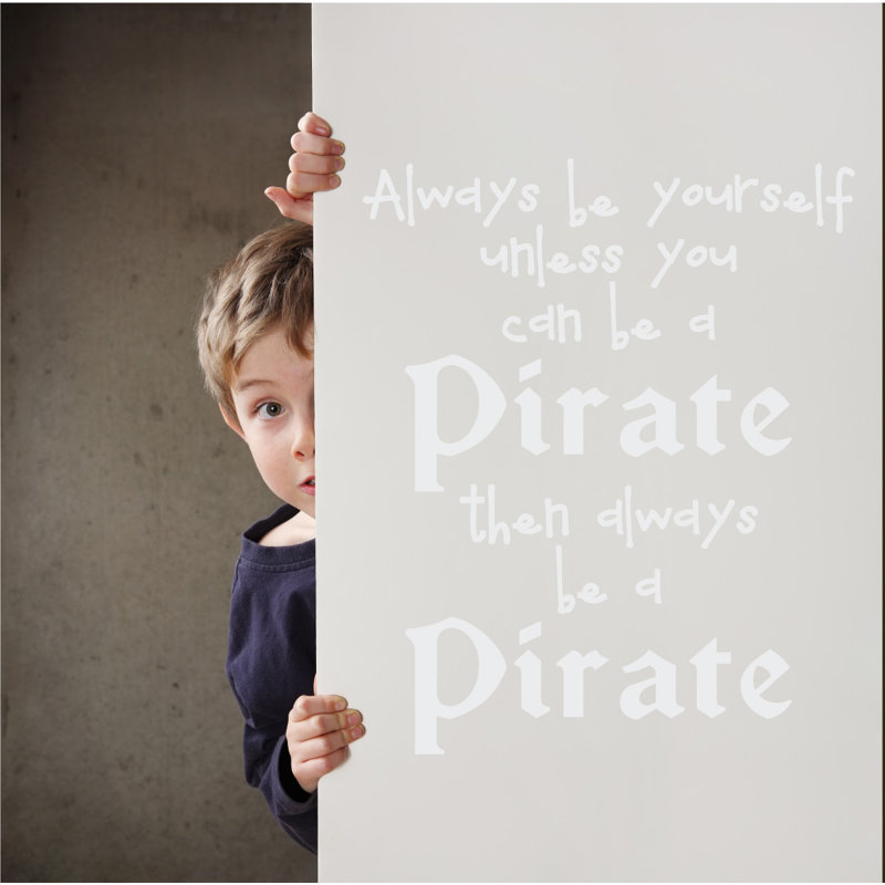 Décalcomanie murale toujours en pirate, H 38 po x l 31 po x P 0,01 po, Blanc
