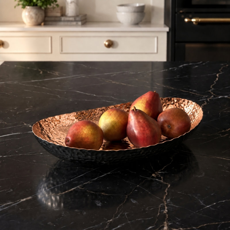 Bol à fruits en métal martelé à la main pour comptoir de cuisine, 12,75 po, Noir / Cuivre