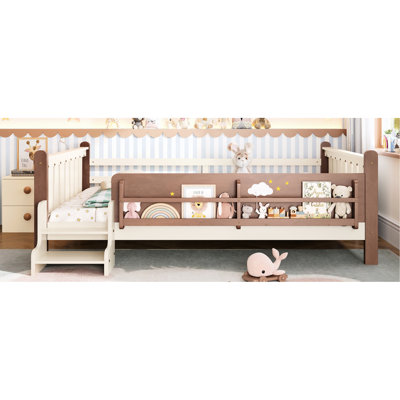 Lit de sol beige pour grand lit avec bibliothèques de rangement, structure et garde-corps pour une expérience de sommeil confortable et sécuritaire