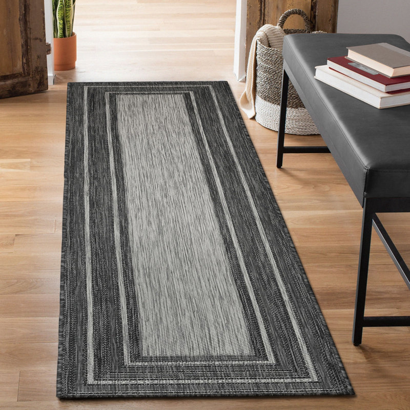 Tapis intérieur / extérieur noir Bugbee, Tapis de couloir : 1 pi 11 po x 7 pi 6 po