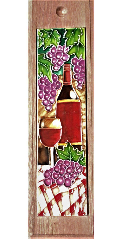 Porte-bouteilles décoratif en bois avec carreaux de céramique - Vin rouge sur une nappe rouge