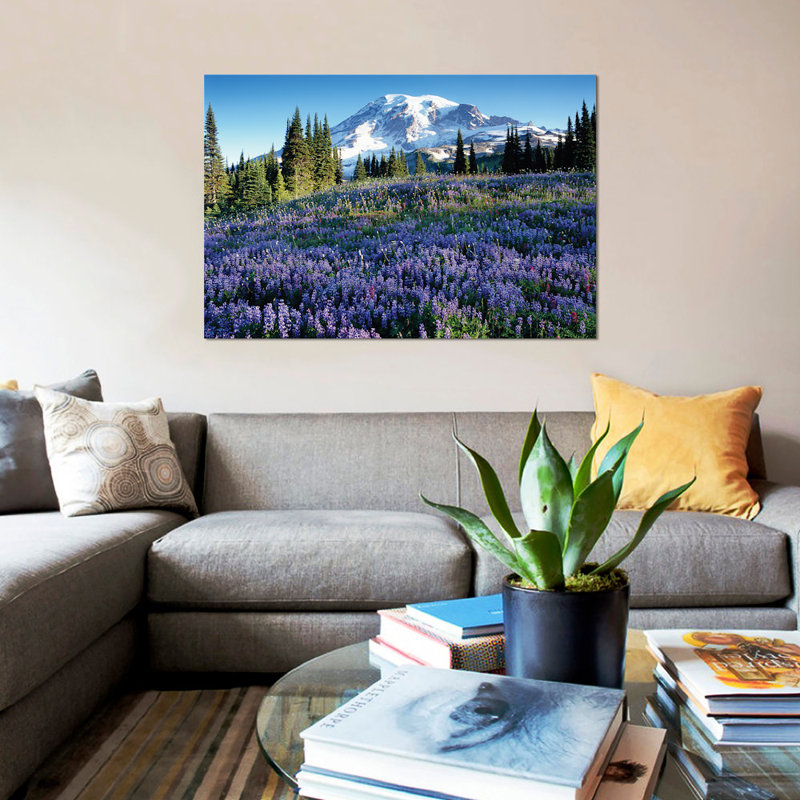 «Snow Covered Mount Rainier with a Wildflower Field in the Premier», reproduction de photo sur toile, Toile avec cadre noir