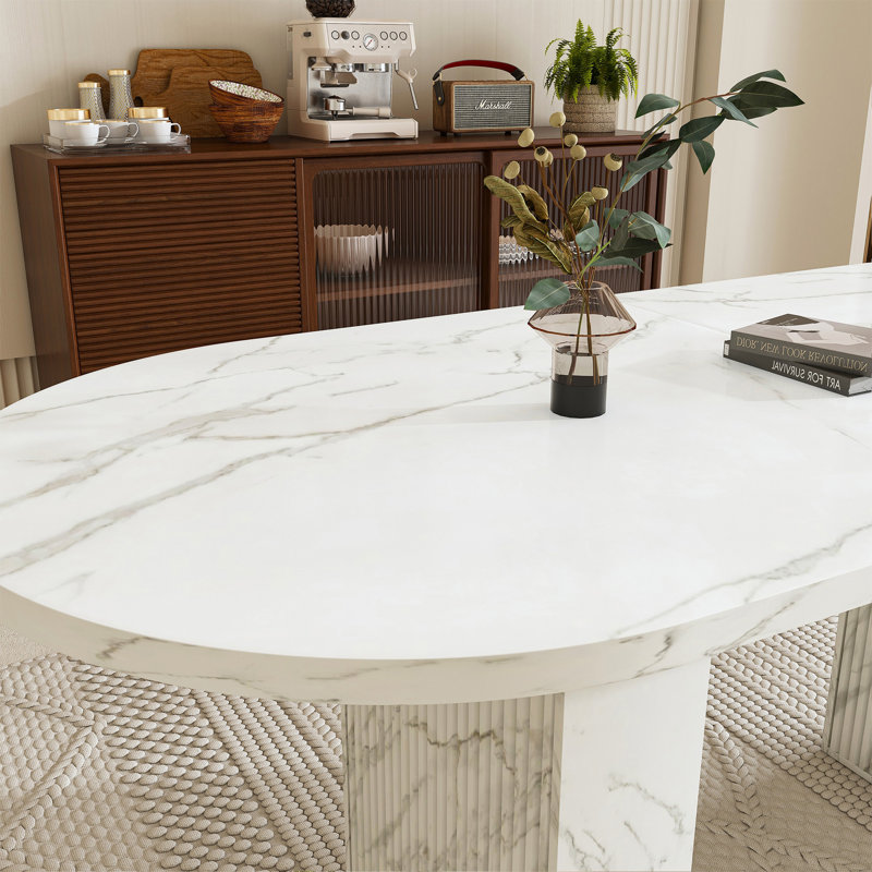 Table de salle à manger 62,9 pouces ovale pour 6 personnes, table de cuisine en marbre avec base en bois, table de salle à manger de style campagne moderne avec surface imperméable et résistante aux rayures, finition marbre blanc
