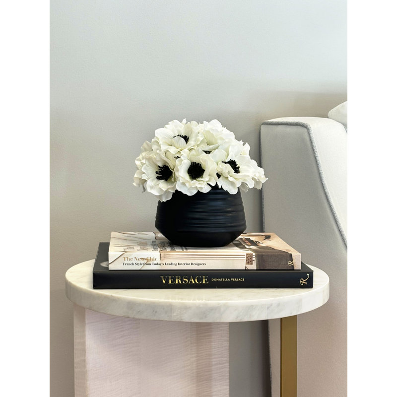 Arrangement floral anémone dans un petit pot en céramique