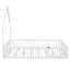 Lit plateforme blanc avec garde-corps et garde-corps en bois