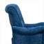 Fauteuil d'appoint en chenille bleu riche pour les loisirs de lecture dans le salon avec des pieds en bois massif rétro
