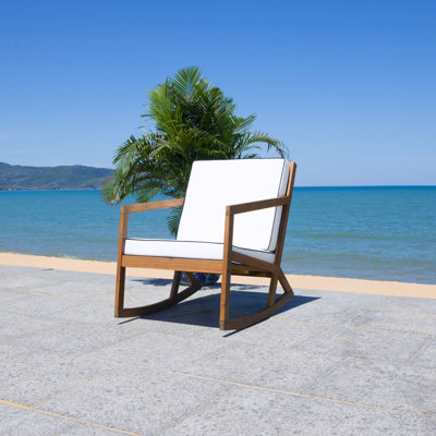Chaise de patio avec coussins