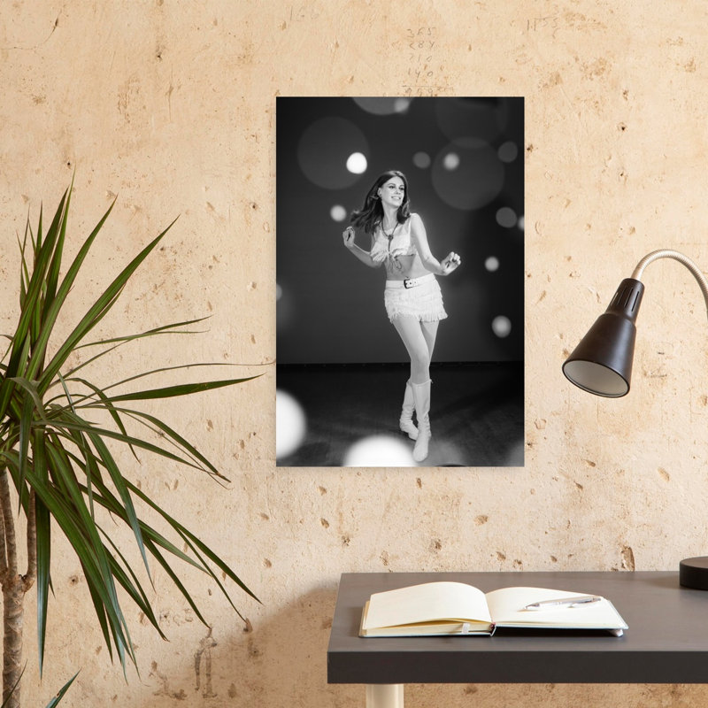 «1960S Woman Dancing In White», H 24 po x l 16 po