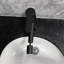 Robinet de lavabo de lavabo noir mat, robinet de salle de bain à poignée simple, fabrication en acier inoxydable pour la longévité, avec trou de robinet à évacuation d'eau silencieux et uniforme