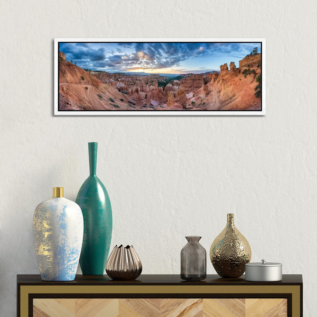 Sonnenaufgangspanorama im Bryce Canyon National Park, Utah, USA von Jan Becke - Panoramaleinwand auf Leinwand Giclée auf...