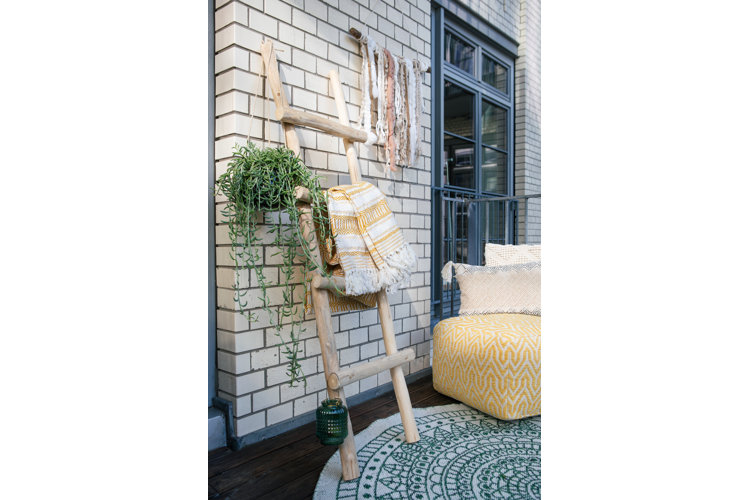 leiterregal mit outdoorteppichen