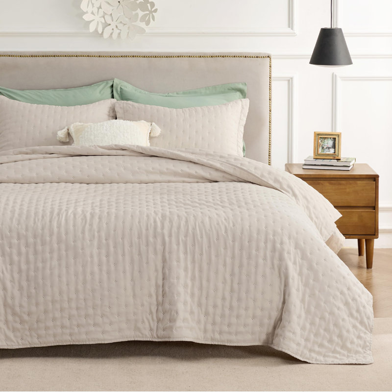 Bedsure Quilt Set for Dorm Decor, Lightweight All-Season Comforter, Bedspread Coverlet with Clover Pattern, Natural