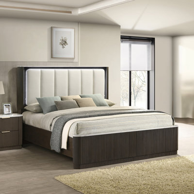 Grand lit noyer foncé en similicuir blanc cassé avec meubles de chambre à coucher touffetés en bois