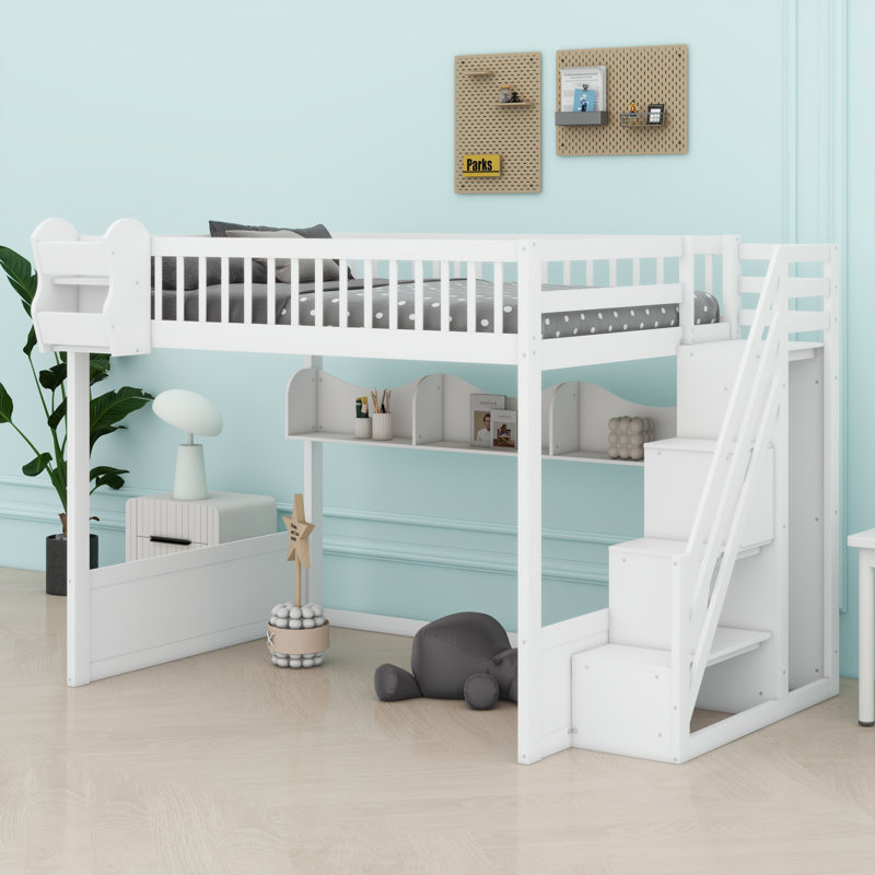 Lit mezzanine en bois avec escalier et garde-robe, tablettes de rangement et espace sous le lit