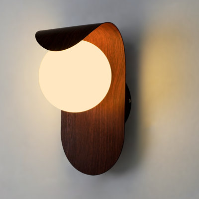 Applique murale contemporaine de style wabi-sabi avec base incurvée de couleur noyer et abat-jour en verre givré