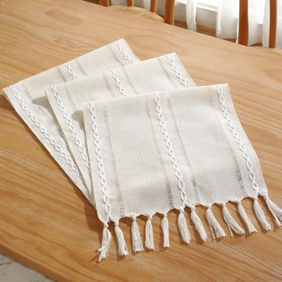 Chemin de table, chemin de table brodé à la main Boho, pompon fait à la main 60 pouces de long pour les fêtes, les mariages et les repas, 13 pouces x 60 pouces - ivoire