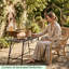 Banc en fer forgé avec assise à lattes et pieds sculptés, idéal pour véranda, terrasse, jardin, intérieur et extérieur.