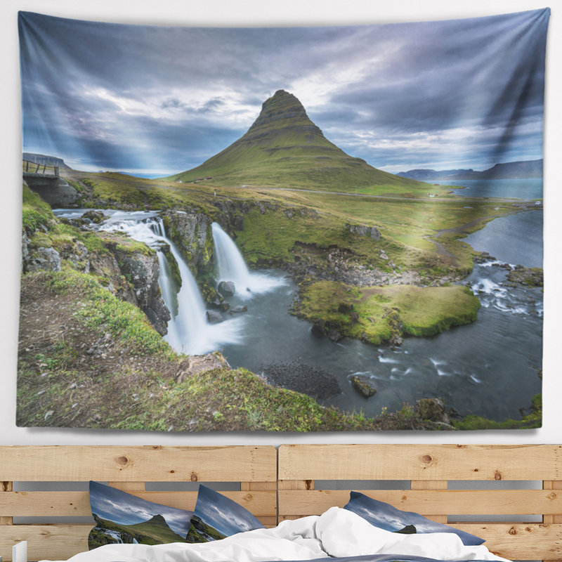Paysage avec magnifique tapisserie cascade Kirkjufellsfoss, H 32 po x l 39 po