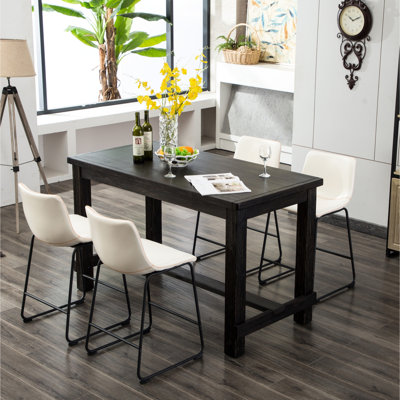 Table en bois antique et quatre chaises blanches à hauteur de comptoir avec choix