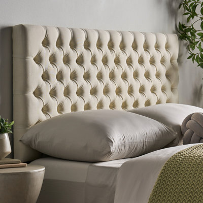 Tête de lit robuste et élégante pour lit grand, avec un lit à la mode contemporain, capitonnage à losanges tapissier