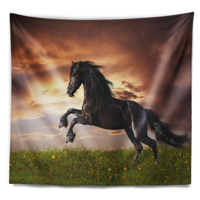 Tapisserie galop cheval noir frison