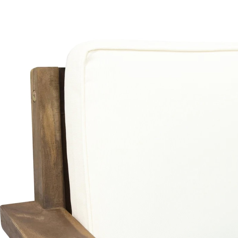 Fauteuil club à coussin avec structure en bois lisse et revêtement crème