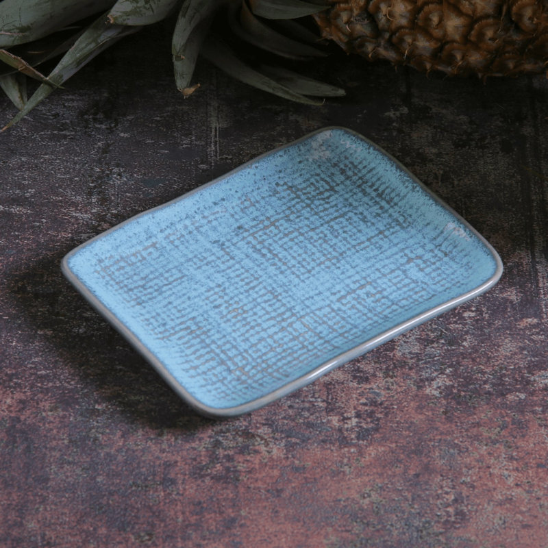 Petit plateau rectangulaire en grès cérame de 7,1 po Breeze - de Jura - allant au micro-ondes, au four et au lave-vaisselle