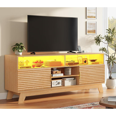 Meuble télé Mid-Century moderne en bois naturel pour téléviseur de 65 po ou moins, centre de divertissement cannelé avec lumières à DEL RVB et station de charge, console multimédia avec armoires de rangement pour le salon, chêne clair