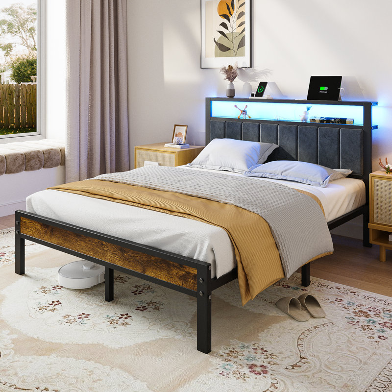Cadre de lit Amisted avec lumières à DEL, tête de lit et prises de rangement, Grand lit, Brun rustique