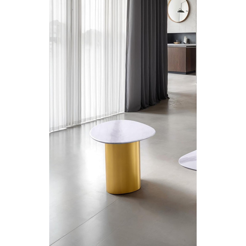 Table d'appoint de style contemporain avec plateau en pierre frittée et pieds dorés aux coins doux, finition blanche et or mat