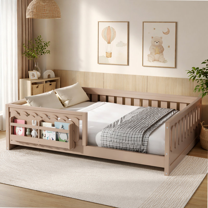 Lit plateforme en bois pleine grandeur avec garde-corps et tablettes de rangement, naturel