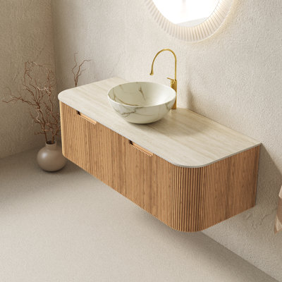 Meuble-lavabo et évier de salle de bain Dina, bords rayés et courbes avec 2 tiroirs, cuve en céramique avec cuve en céramique mate et plateau en pierre frittée de Carrare, pré-assemblé, grain de bois naturel