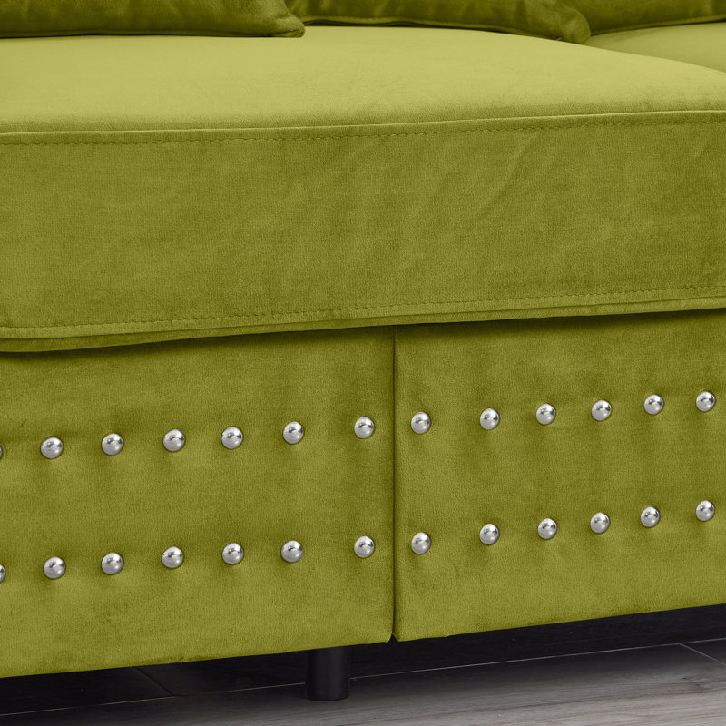 Canapé moderne en velours avec garniture cloutée argentée, confortable et durable pour les salons élégants