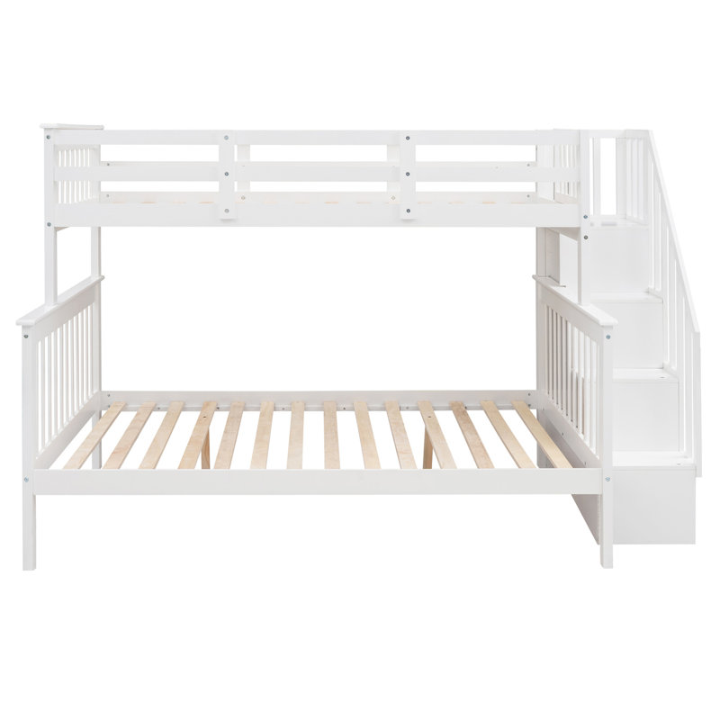 Lit superposé simple blanc avec rangement pour escalier. Fabrication solide. Conception fonctionnelle. Améliore l'espace de la chambre à coucher. Assemblage. Aucune boîte à ressorts requise. Espace de rangement abondant et garde-corps