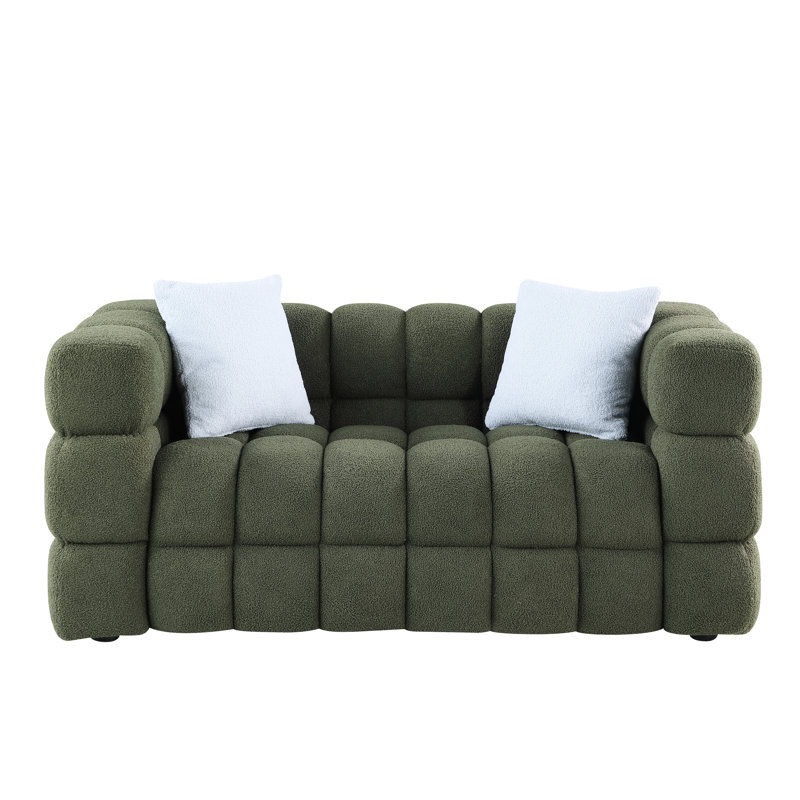 2 boucles en olive, conçues pour les petits appartements et les intérieurs modernes, avec des accoudoirs carrés aux lignes épurées, faites pour durer avec des matériaux de qualité, livré avec deux oreillers à dossier divisé, assorti