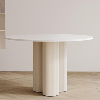 47,24 po Une petite table de conférence ronde peut accueillir six personnes.