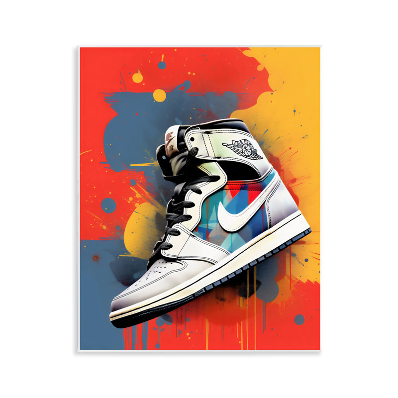 Chaussure avec plaque murale à fond coloré, design by Creative Studio