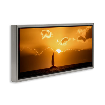 «Tranquil Sunset Voilier», art mural encadré flottant par Dennis Frates