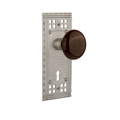 Assiette artisanale avec trou de serrure décoratif et bouton de porte en porcelaine brune