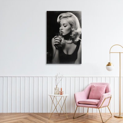 Femme classique et toile Martini, design par Decent Exposures