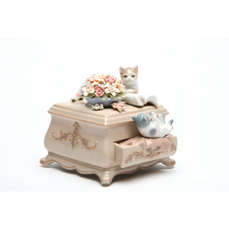Figurine musicale chaton avec commode