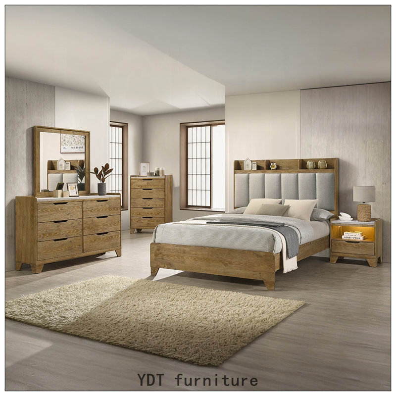 Grand lit tapissier avec ports USB, tête de lit transitionnelle en bois brun